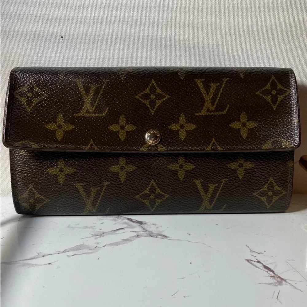 SOLDAuthentic Louis Vuitton Monogram Sarah Wallet - Picture 4 of 14